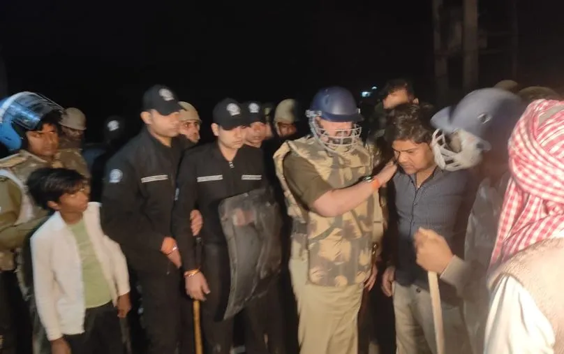 Rampur News: बवाल के बाद कुछ ही देर में छावनी में तब्दील हो गया सिलई बड़ा गांव, आसपास के थानों की फोर्स घटनास्थल की ओर दौड़ी