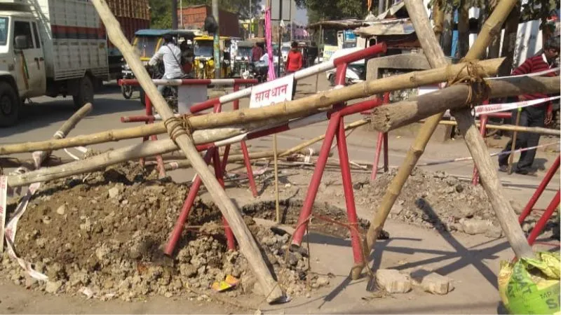 Kanpur: बदहाल सड़क बनी परेशानी का सबब; पैदल चलना तक दुश्वार, तमाम दावों के बाद भी नहीं सुधरे हालात... 