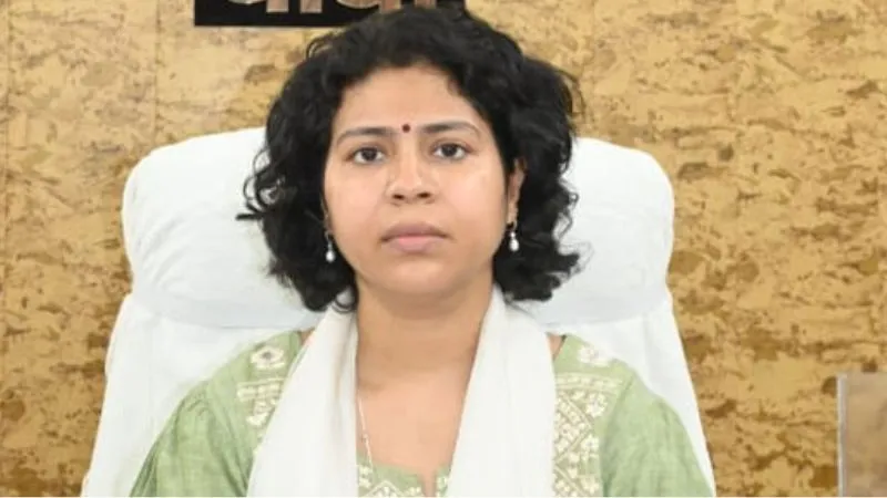 Banda: पीएम आवास आवंटन के सर्वे कार्य में मिला अवैध लेन-देन; दोषी सर्वेयर की सेवा समाप्त...