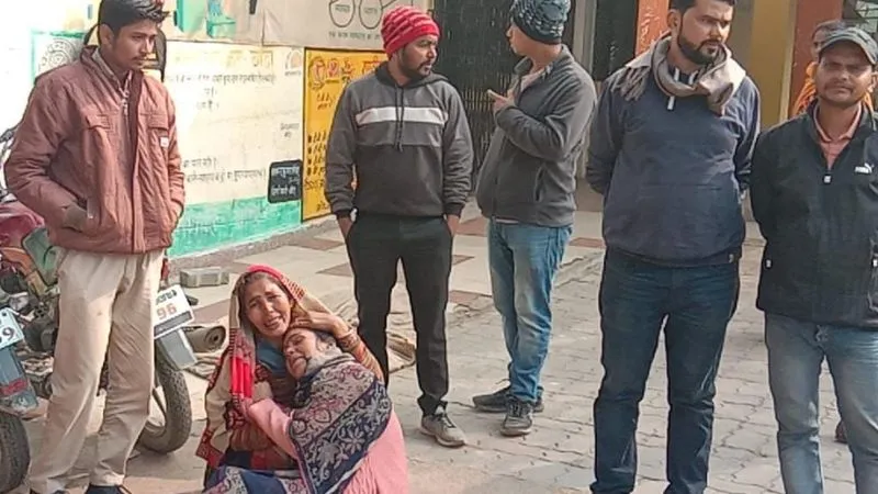 Banda: मोर्चरी से गायब हुए मृतका के कान के बाले... आक्रोशित परिजनों ने किया हंगामा, स्वास्थ्य कर्मी को जड़ा जोरदार थप्पड़