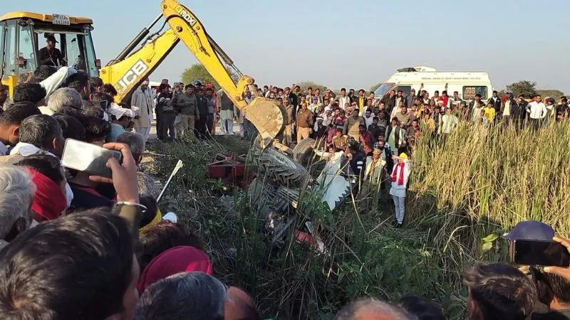Banda News: खंती में पलटा ट्रैक्टर; बाइकसवार सगे भाई बने हादसे का शिकार; बड़े की मौत...छोटे की हालत गंभीर...