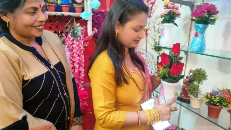 Banda: मोहब्बत का बाजार सज कर तैयार, युवाओं में दिख रहा जोश; वेलेंटाइन वीक के बीच गिफ्ट सेंटरों में उमड़ी प्रेमी जोड़ों की भीड़...