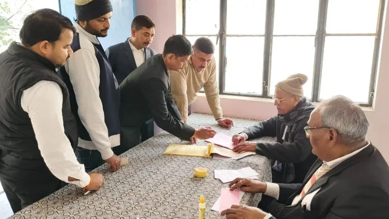 बांदा जिला अधिवक्ता संघ चुनाव : 12 बूथों पर 1412 मतदाता डाल रहे वोट,चार पदों पर है 17 प्रत्याशी 