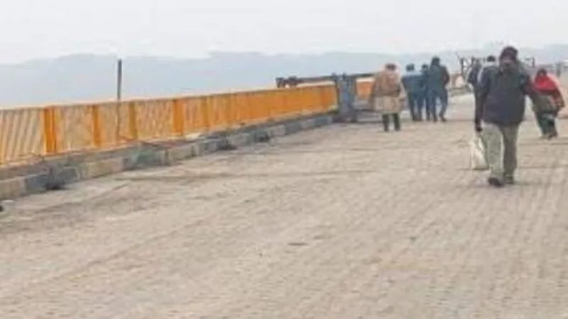 Banda News: बांदा-फतेहपुर को जोड़ने वाले यमुना पुल बेंदाघाट से छोटे वाहनों का आवागमन जारी  