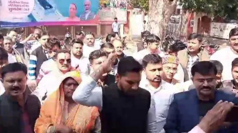 Banda: एसडीएम ने की ओवरलोड ट्रक पर कार्रवाई; भाजपा नेता ने जताया विरोध, बोले- इंट्री फीस के नाम पर होती है अवैध वसूली