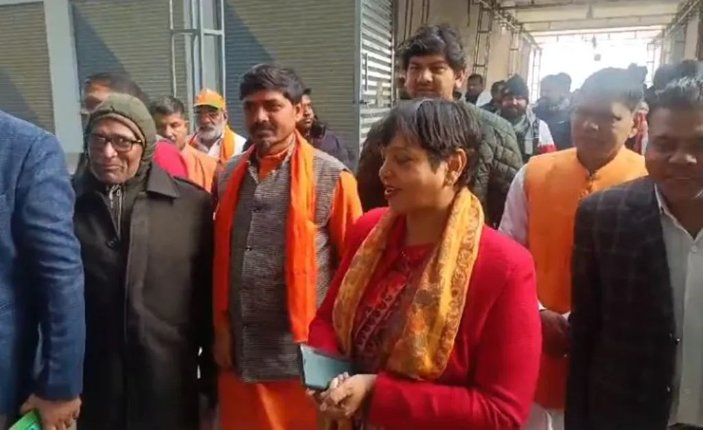 कासगंज: सत्ताधारी दल के नेताओं के बीच हुए विवाद को लेकर शहर में चर्चा रही तेज