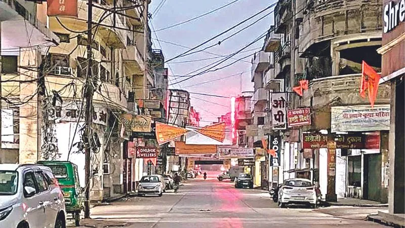 Kanpur: बिरहाना रोड बाजार को मॉडल बाजार बनाने की कवायद तेज; तार होंगे अंडरग्राउंड; गोल्डन रंग में चमकेगी प्रत्येक दुकान...