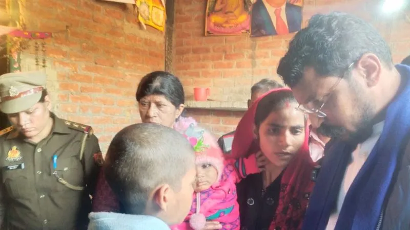 UP: मृतक के परिवार से मिलने पहुंचे भीम आर्मी चीफ, बोले- आरोपी मुख्यमंत्री के रिश्तेदार क्यों न हो उन्हें सजा जरूर दिलाकर रहूंगा