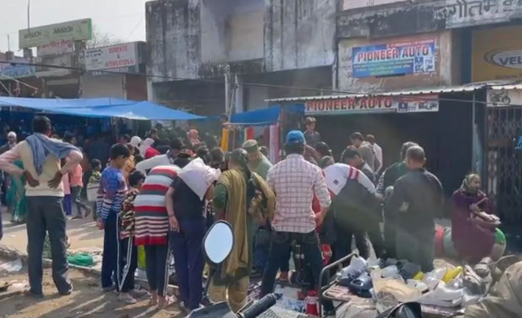 Bareilly News: नगर निगम की फुलवारी को बचाकर रोड के इर्द-गिर्द लगाई गई संडे बाजार, खरीदारी के लिए उमड़ी भीड़ 