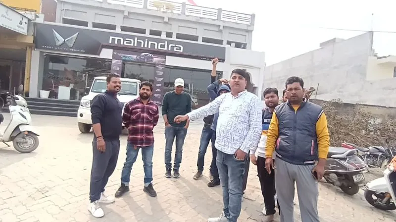 Kanpur: तिरुपति ऑटो शोरूम के बाहर युवक ने किया हंगामा; पुरानी कार देकर धोखाधड़ी करने का लगाया आरोप...