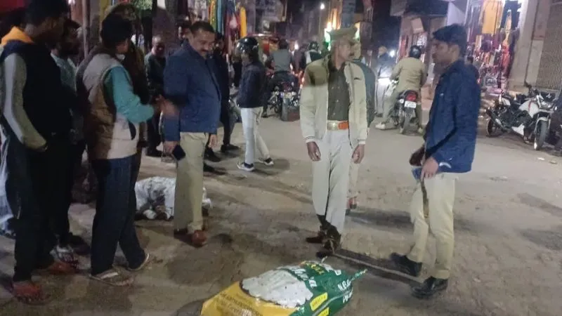 Auraiya: बाइक से गिरी मांस भरी बोरियां; बीच रास्ते में छोड़कर भागे बाइकसवार, पुलिस ने सैंपल जांच को भेजा..   