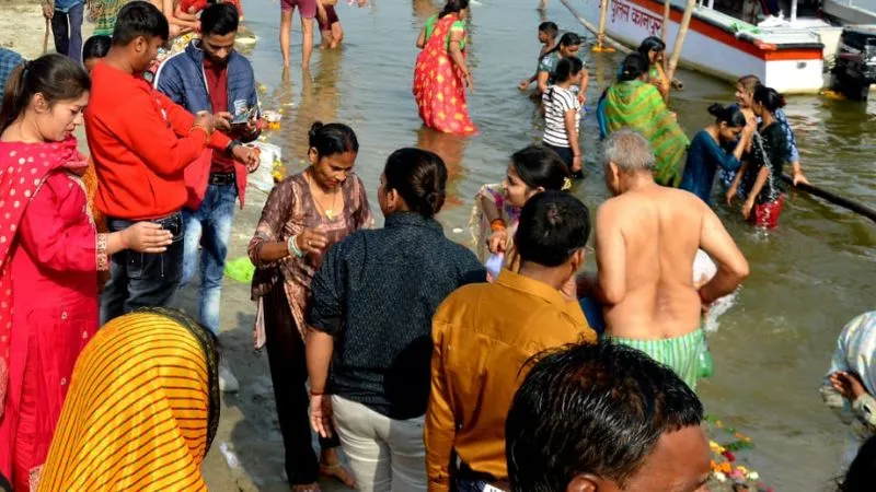 Kanpur: माघ पूर्णिमा पर हजारों श्रद्धालुओं ने किया गंगा स्नान; पितृ दान करके भगवान विष्णु से लिया आशीर्वाद...   