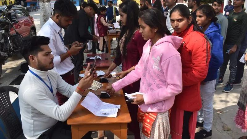 UP Police Exam: उन्नाव में कड़ी निगरानी के बीच संपन्न हुई परीक्षा; पहले दिन 689 परीक्षार्थी रहें अनुपस्थित...