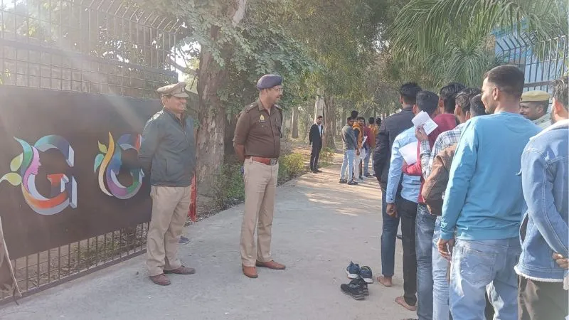 Unnao: दूसरे दिन 1196 परीक्षार्थियों ने छोड़ी यूपी पुलिस भर्ती परीक्षा; डीएम व एसपी ने परीक्षा केंद्रों में जाकर लिया जायजा...
