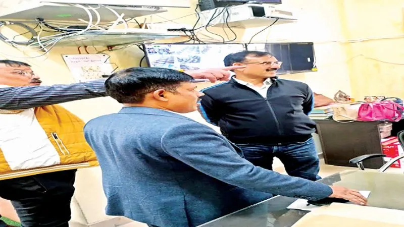 UP Board Exam: कानपुर में नोडल प्रभारी ने केंद्रों में सुरक्षा और तैयारी का लिया जायजा, बोर्ड को भेजेंगे रिपोर्ट...