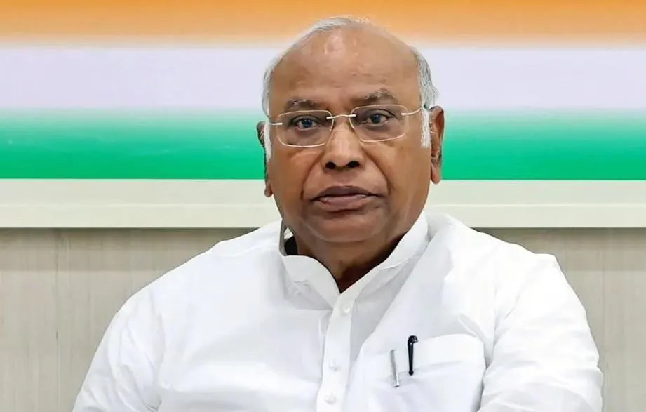 जामताड़ा रेल हादसे पर खरगे ने जताया दुख, कहा- निष्पक्ष जांच कराई जाए ताकि जवाबदेही तय हो सके