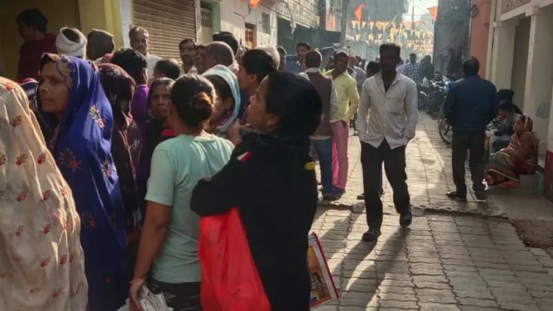 Unnao: ई-वेइंग मशीन में तकनीकी समस्या आने से कार्डधारक परेशान; सुबह से ही राशन की दुकानों में लग रहीं लंबी-लंबी लाइनें... 