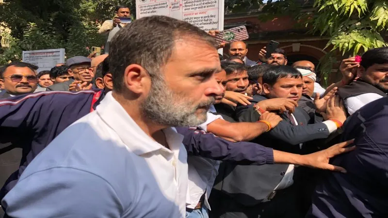 राहुल गांधी ने सुलतानपुर न्यायालय में मानहानि केस में किया सरेंडर (1)