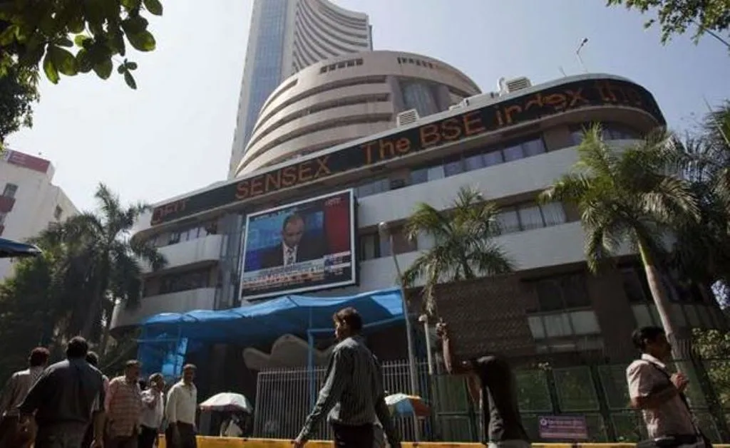 Share Market Update: घरेलू बाजारों में शुरुआती कारोबार में उतार-चढ़ाव, सेंसेक्स 52.48 अंक चढ़ा