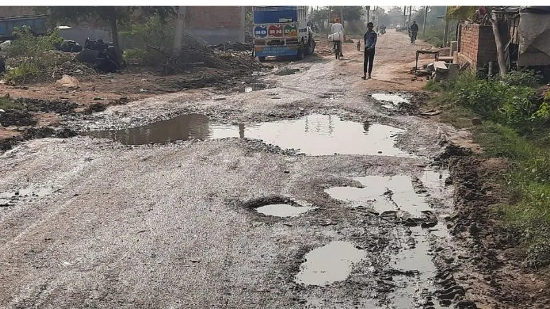 Unnao News: शासन से नहीं मिली मंजूरी: रोड चौड़ीकरण का काम अधर में लटका; जाम व गड्ढे बने लोगों की बड़ी मुसीबत...