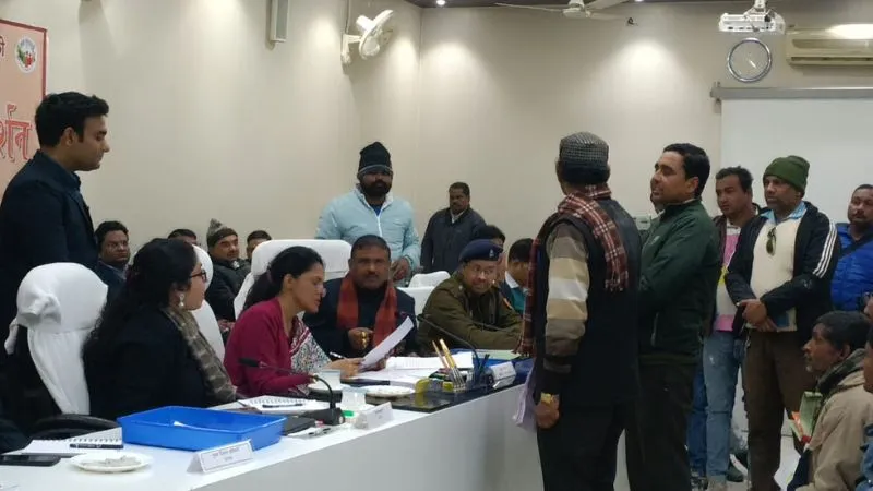 Unnao: कमिश्नर के सामने शिकायतों का अंबार... फरियादी 300 पार, शिकायत लेकर पहुंचे सत्ताधारी विधायक, बना चर्चा का विषय