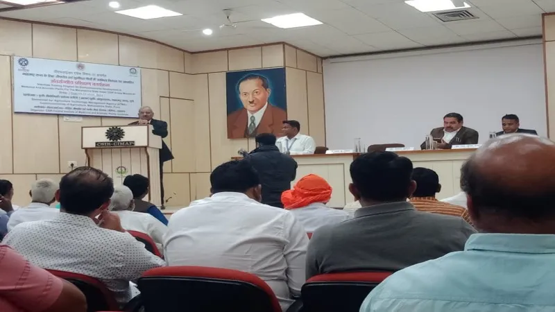 लखनऊ: औषधीय खेती की बारीकियां सिखा रहे वैज्ञानिक