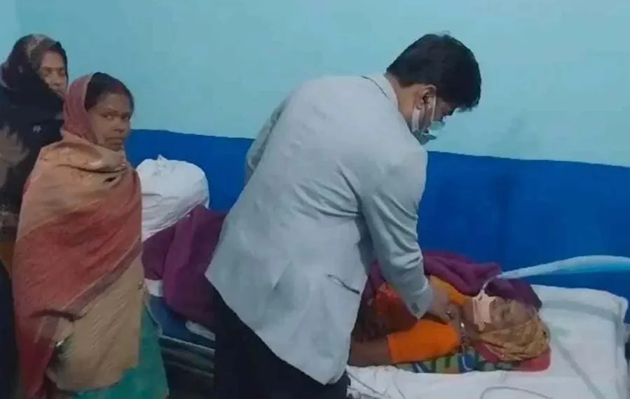 डॉक्टर ने महिला को मृत किया घोषित, अंतिम संस्कार के लिए ले जाते वक्त गाड़ी में चलने लगीं सांसें... जानें पूरा मामला 
