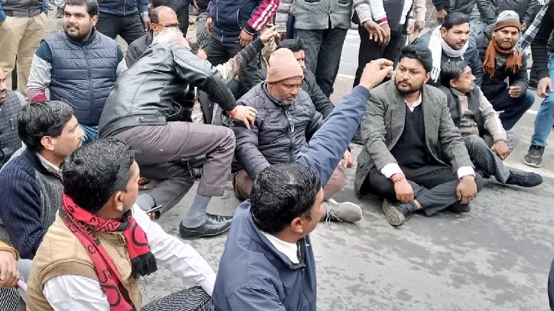 Kannauj News: अधिवक्ताओं के छह चैंबर का ताला तोड़कर चोरी... पुलिस विराेधी नारेबाजी कर लगाया जाम