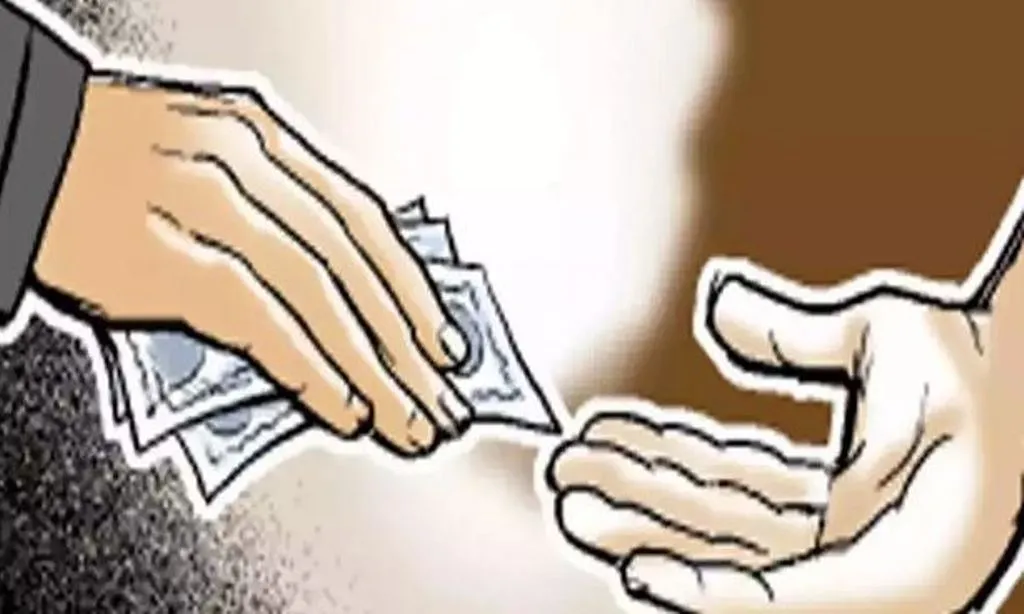 Bareilly News: भ्रष्टाचार के आरोप में घिरे एसडीओ के बचाव में उतरे अधिकारी, मुख्य अभियंता से मिलकर कही ये बात... 