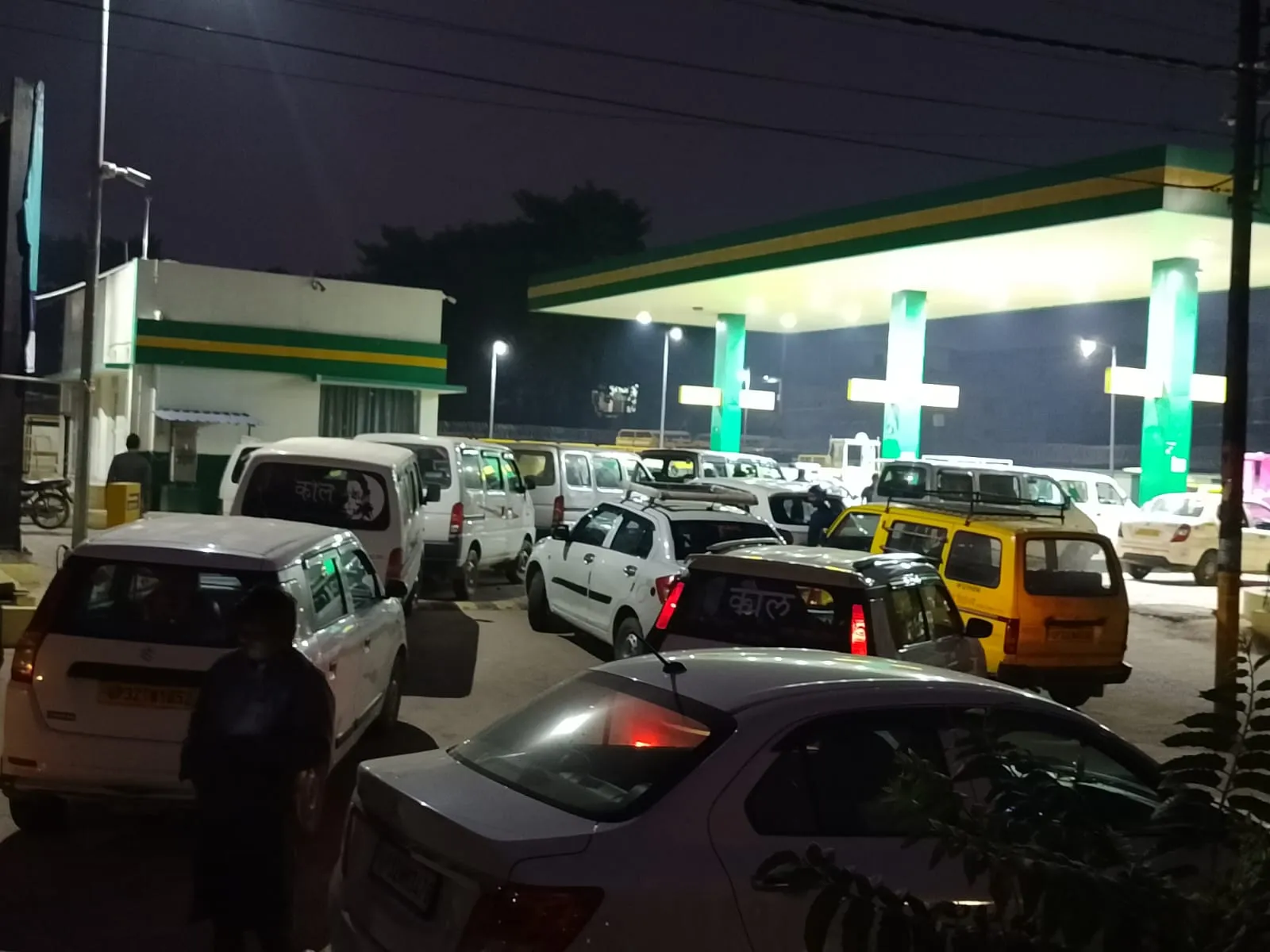 लखनऊ में सीएनजी की सप्लाई बंद,ओला उबर टैक्सी चालकों के सामने मुसीबत,हजारों लोग हो रहे परेशान