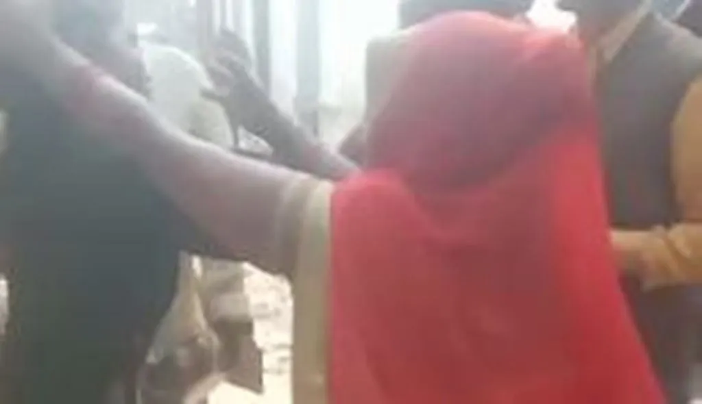 Bareilly News: राशन लेने गई महिला से मारपीट, वीडियो वायरल