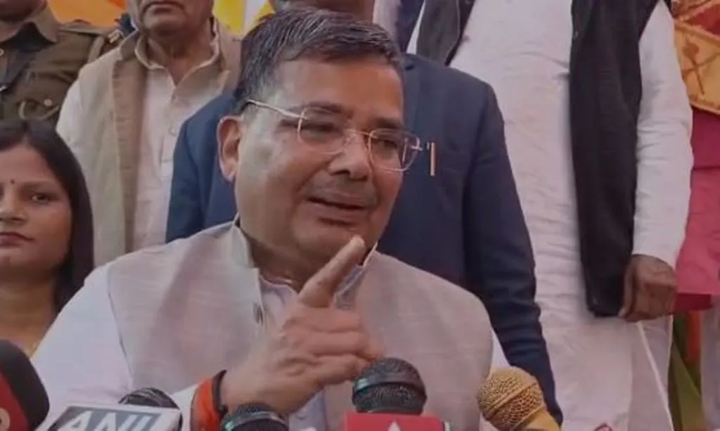 फिरोजाबाद: पर्यटन मंत्री जयवीर सिंह का राहुल और अखिलेश की जोड़ी पर तंज, नई पैकिंग में पुराना माल है