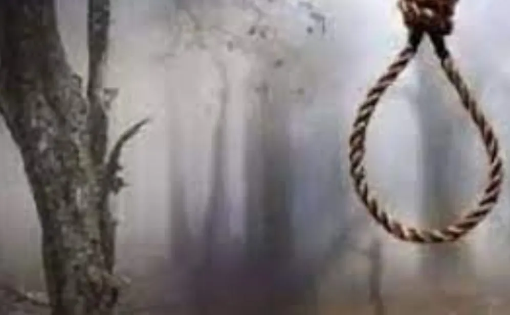 Meerut News: पेड़ पर रस्सी से लटका मिला युवक का शव, तफ्तीश में जुटी पुलिस 