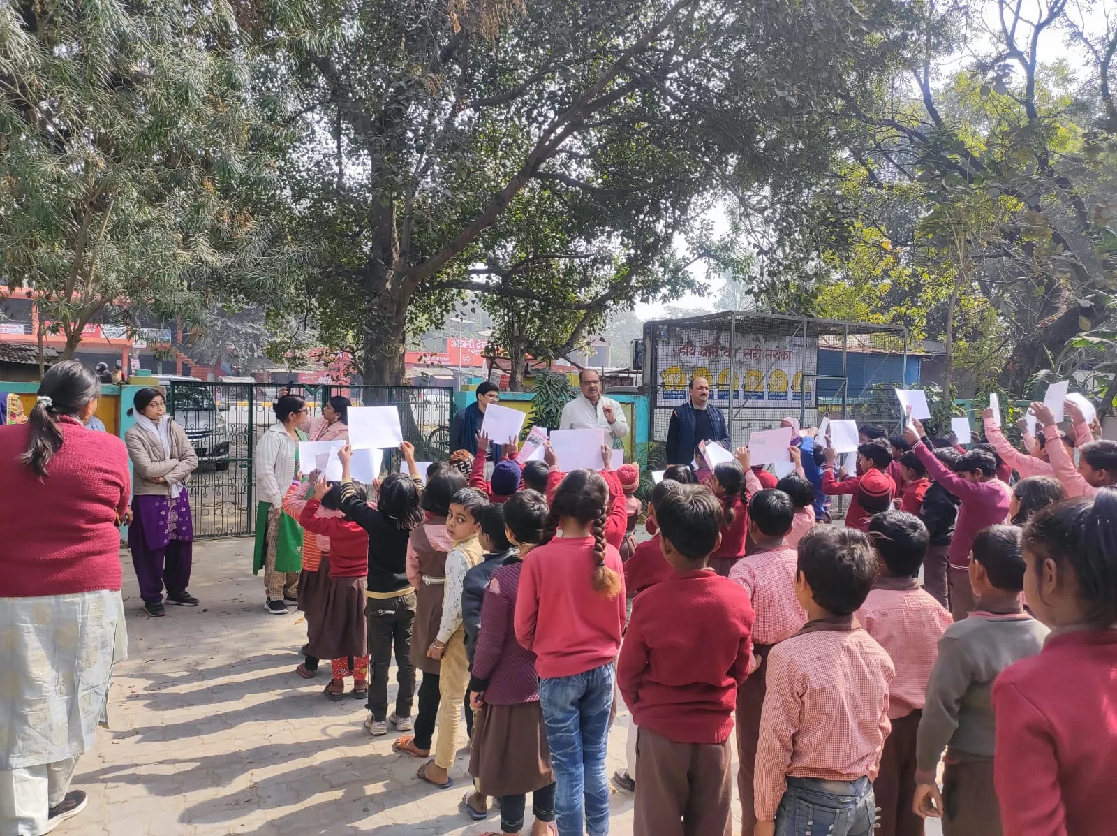 बच्चों को रेलवे लाइन पार नहीं करने के लिए जागरूक किया पूर्वोत्तर रेलवे