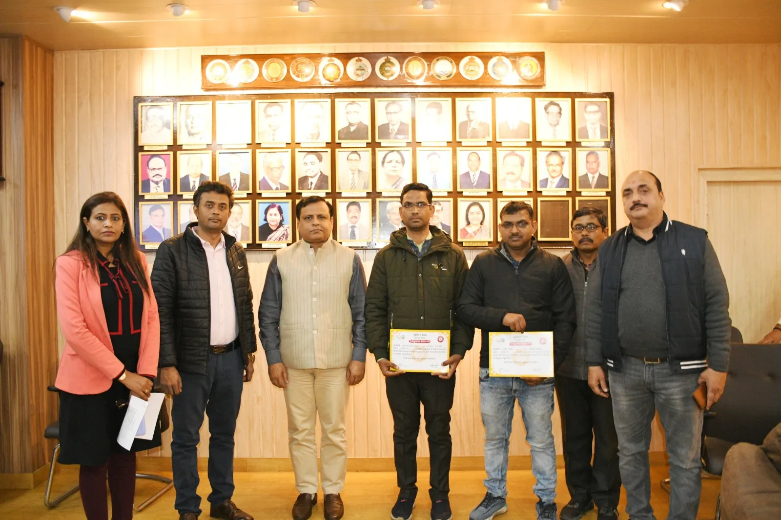 सुरक्षित,संरक्षित रेल संचालन में अमूल योगदान देने वाले दो रेलकर्मी को डीआरएम ने किया सम्मानित