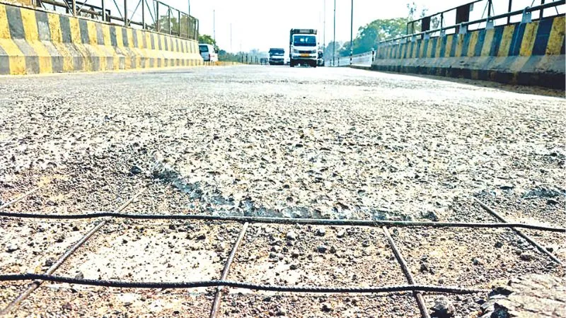 गड्ढों की तो बात छोड़िये सरियों का जाल भी आया बाहर; कुछ ऐसा है कानपुर में 11 साल में बने सीओडी पुल का हाल... 