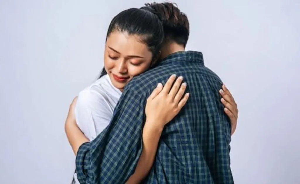 Hug Day 2024: अपने पार्टनर को गले लगाकर सुनें उनकी धड़कनें, यहां जानें हग करने के टाइप और उनके मीनिंग्स
