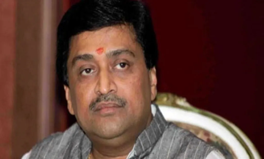 महाराष्ट्र में कांग्रेस को बड़ा झटका, पूर्व सीएम अशोक चव्हाण ने दिया इस्तीफा
