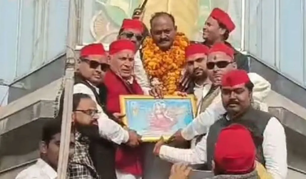 कासगंज पहुंचे एटा लोकसभा क्षेत्र के सपा प्रत्याशी, हुआ सम्मान