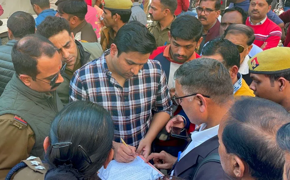 Bareilly News: दिवंगत पूर्व विधायक वीरेंद्र सिंह का कार्यालय और कोठी खाली कराने पहुंची टीम, जमकर हंगामा