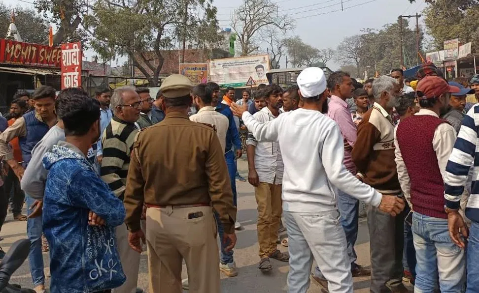 लखीमपुर-खीरी: दो शिक्षकों के बीच विवाद में कॉलेज गेट पर जमकर मारपीट, हंगामा