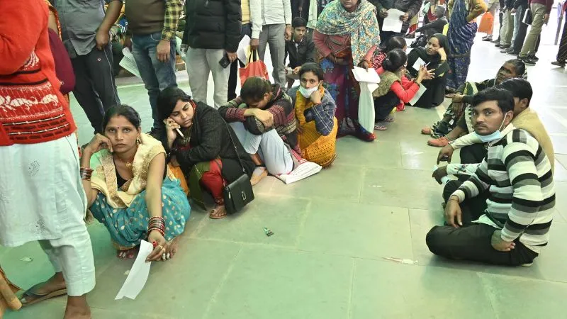 Kanpur News: हैलट में सर्वर हुआ डाउन; मरीजों को हुई परेशानियां... निशुल्क की गई पैथोलॉजी व एक्सरे की जांच... 