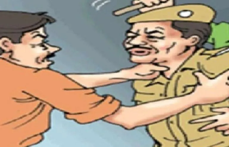 शाहजहांपुर: जेल गेट से भागे अभियुक्त को पकड़ा, हाथापाई में दरोगा घायल