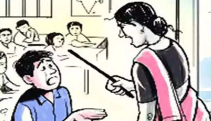 बरेली: छात्र को टीचर ने डंडे से पीटा, शिकायत करने पर दी फेल करने की धमकी...परिजन का हंगामा