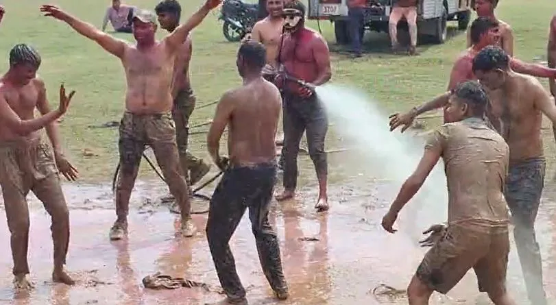 बरेली: अब पुलिसवाले हुए रंगों में सराबोर, गानों पर जमकर मचाया धमाल 