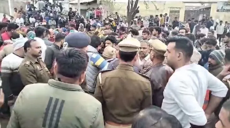 Agra News: डंपर की टक्कर से ट्रैक्टर पलटने पर चालक की मौत, गुस्साए ग्रामीणों ने लगाया जाम