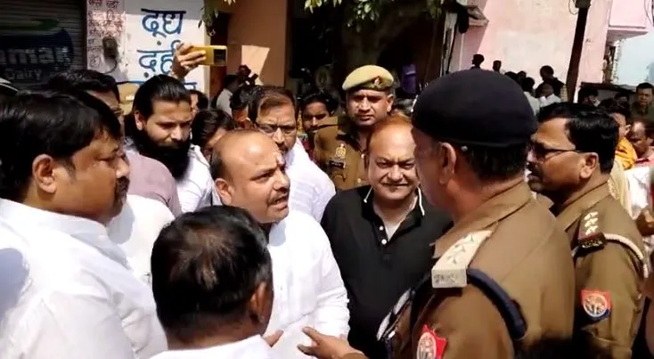 बदायूं डबल मर्डर: पीड़ित परिवार से मिलकर VHP पदाधिकारियों ने लगाए जय श्रीराम के नारे, इंस्पेक्टर ने कहा- मत करो भाषणबाजी
