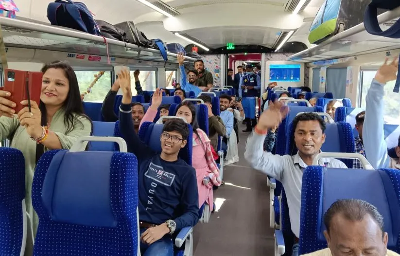 बरेली: यात्रियों का यादगार बना सफर, 2 घंटा 52 मिनट में लखनऊ पहुंची वंदे भारत एक्सप्रेस 