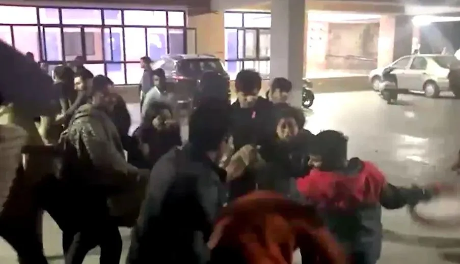 JNU में ABVP और वाम समर्थित गुटों के बीच बवाल, जमकर मारपीट...खूब चले लाठी-डंडे 