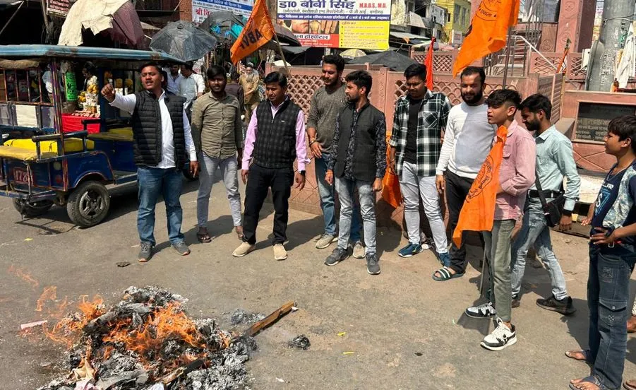 कासगंज: जेएस सिद्धार्थन की हत्या को लेकर जताया विरोध, फूंका पुतला...जमकर नारेबाजी  